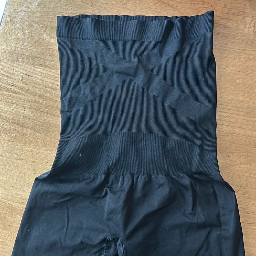 Blanqi maternity biker shorts. Size Medium